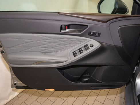 Used 2019 Toyota Avalon Limited image 12