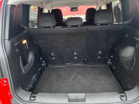 Used 2019 Jeep Renegade Latitude FWD image 31
