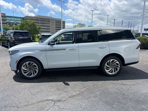 New 2026 Lincoln Navigator Premiere AWD/4WD image 4
