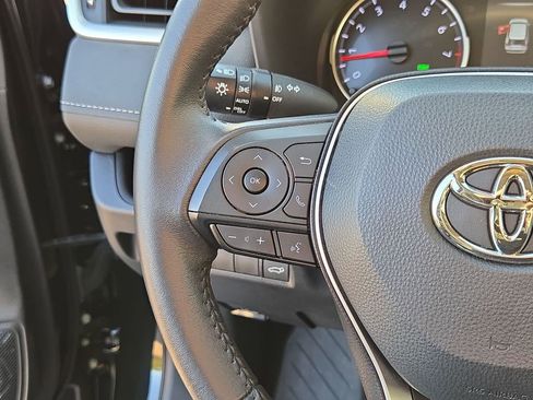 Used 2022 Toyota RAV4 XLE Premium image 18