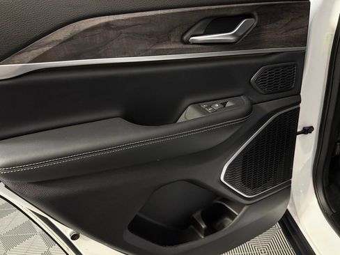 Used 2025 Jeep Grand Cherokee Limited w/ Luxury Tech Group II image 29