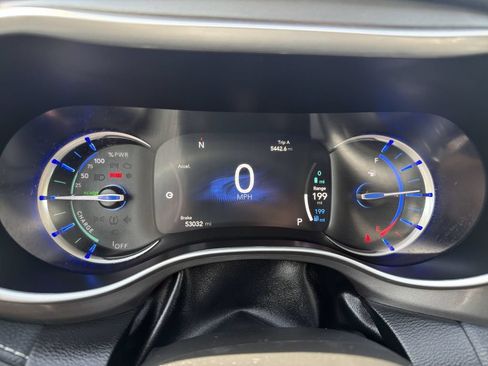Used 2023 Chrysler Pacifica Touring-L FWD image 10