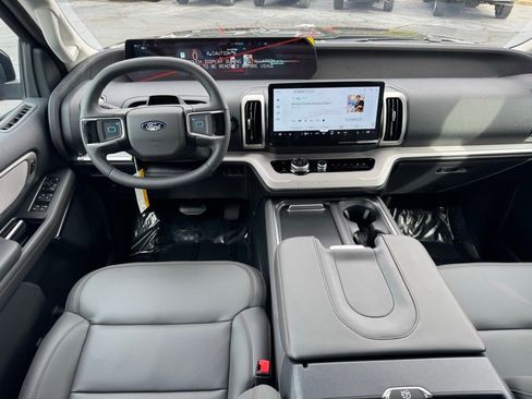 New 2025 Ford Expedition Active image 5