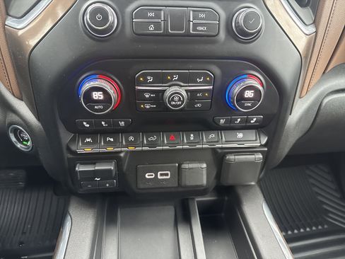 Used 2020 Chevrolet Silverado 1500 High Country w/ Technology Package image 25