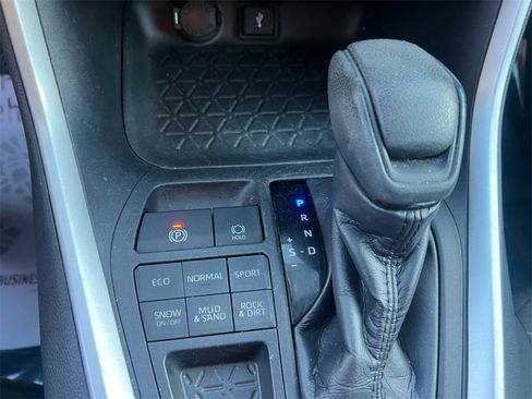 Used 2020 Toyota RAV4 XLE image 24