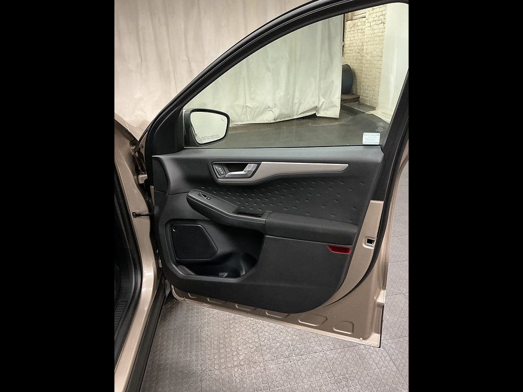 Used 2020 Ford Escape SE FWD image 30