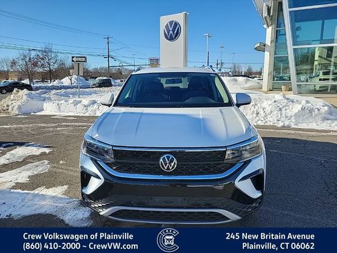 Certified 2022 Volkswagen Taos SE image 2