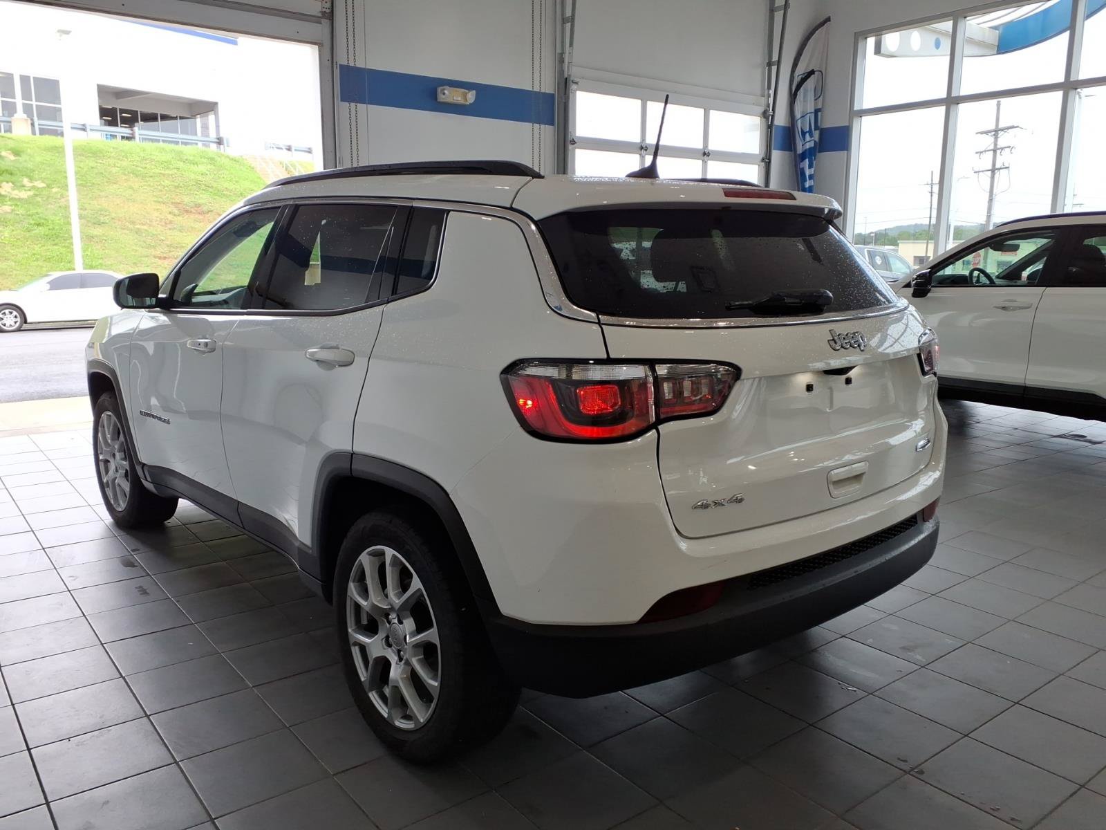 Used 2022 Jeep Compass Latitude w/ Sun and Sound Group AWD/4WD image 7