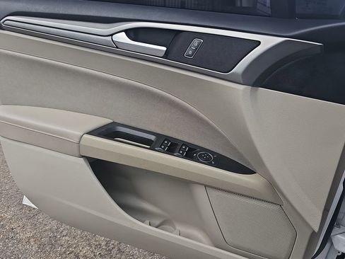 Used 2020 Ford Fusion SE FWD image 26