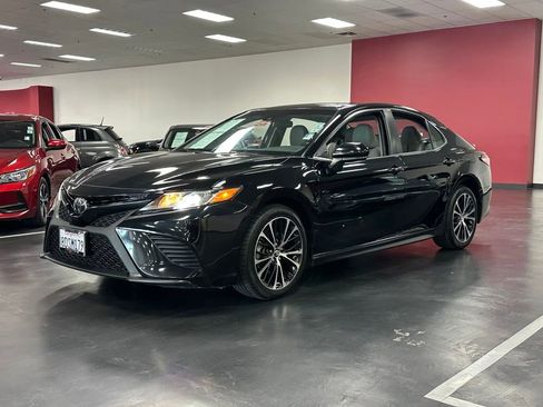 Used 2018 Toyota Camry SE FWD image 3