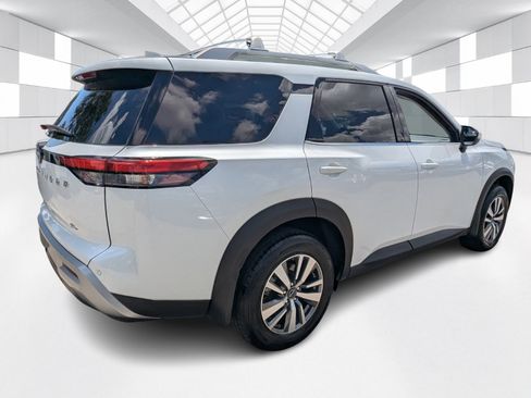 Certified 2025 Nissan Pathfinder SL FWD image 5