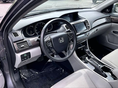 Used 2017 Honda Accord Touring image 18