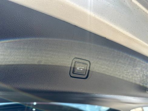 Used 2022 Chevrolet Traverse LT FWD image 21