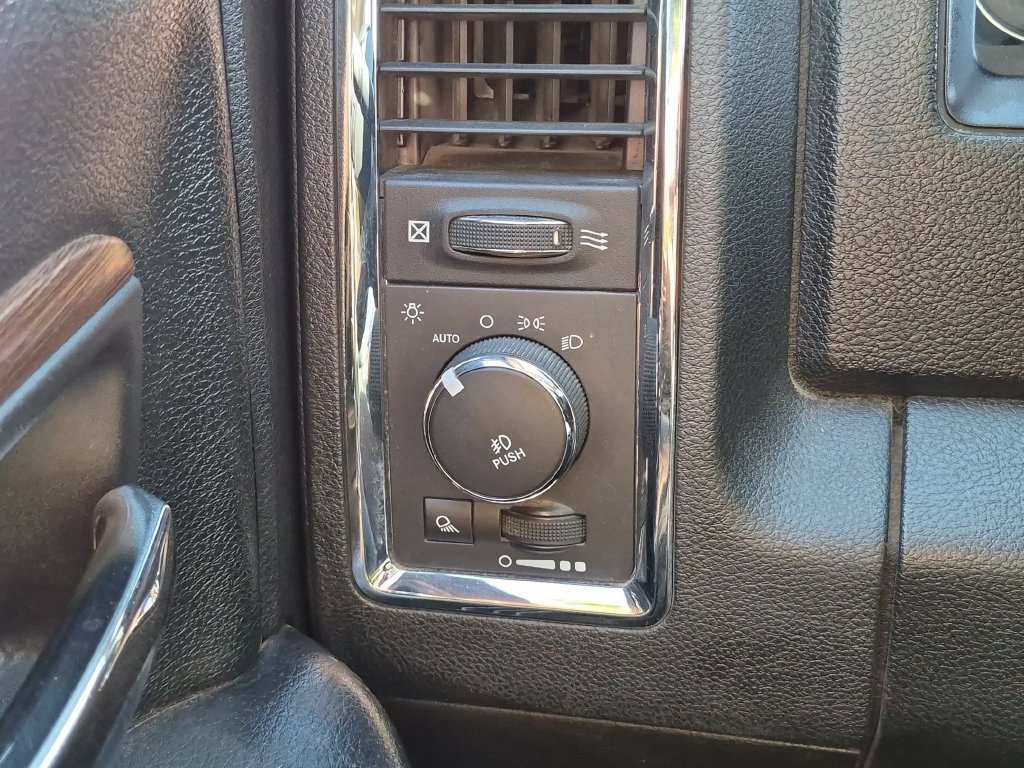 Used 2015 RAM 1500 Laramie w/ Convenience Group AWD/4WD image 18