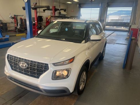 Used 2023 Hyundai Venue SE image 3