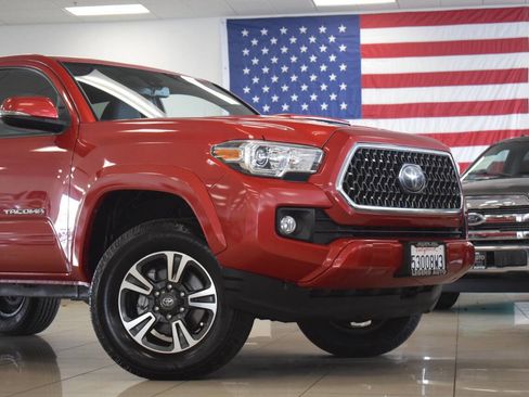 Used 2018 Toyota Tacoma TRD Sport w/ Technology Package image 3