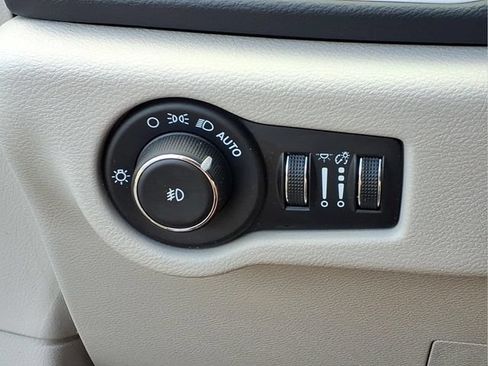 Used 2024 Chrysler Pacifica Touring-L FWD image 13