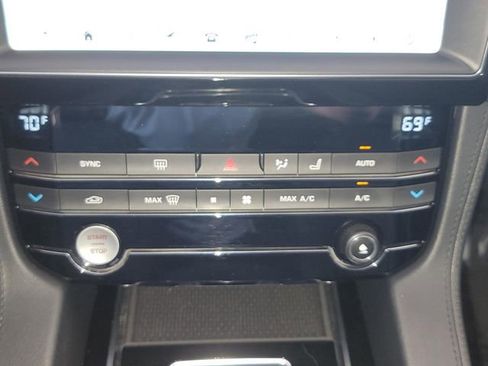 Used 2019 Jaguar F-PACE Prestige image 21