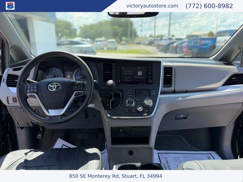 Used 2019 Toyota Sienna LE FWD image 4