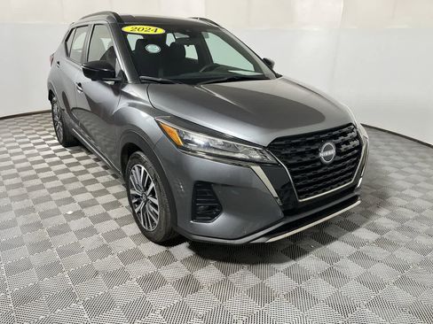 Used 2024 Nissan Kicks SR image 2