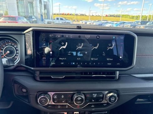 Used 2024 Jeep Gladiator Rubicon w/ Technology Group AWD/4WD image 12