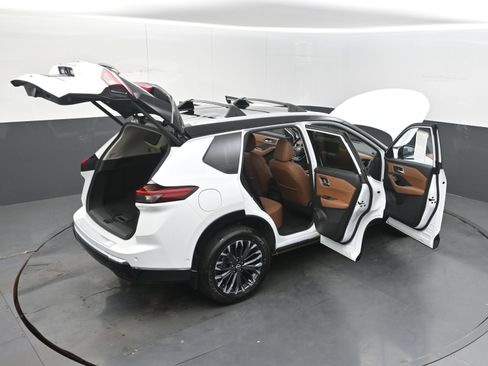 Certified 2025 Nissan Rogue Platinum w/ Platinum Premium Package FWD image 40