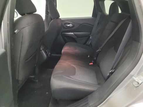 Used 2019 Jeep Cherokee Latitude w/ Popular Appearance Group image 18