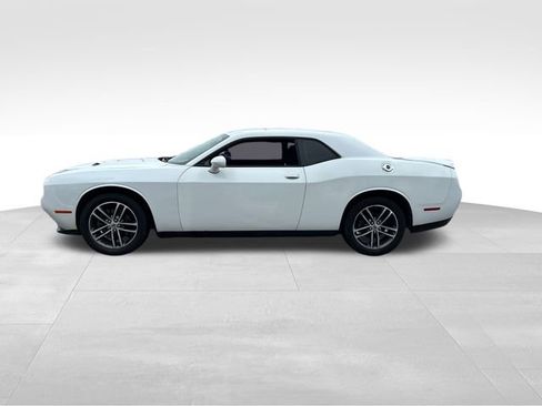 Used 2019 Dodge Challenger SXT image 2