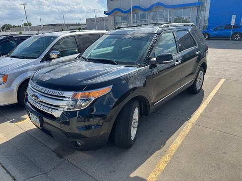Used 2014 Ford Explorer XLT w/ Equipment Group 202A AWD/4WD image 8