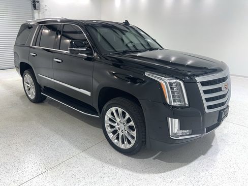 Used 2019 Cadillac Escalade Luxury image 7