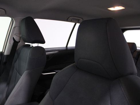 Used 2021 Toyota RAV4 LE FWD image 5