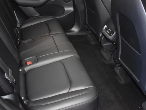 Used 2022 Tesla Model Y Long Range image 14