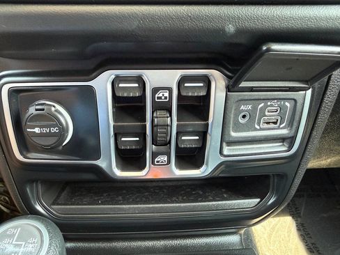 Used 2025 Jeep Wrangler Unlimited Sahara AWD/4WD image 51