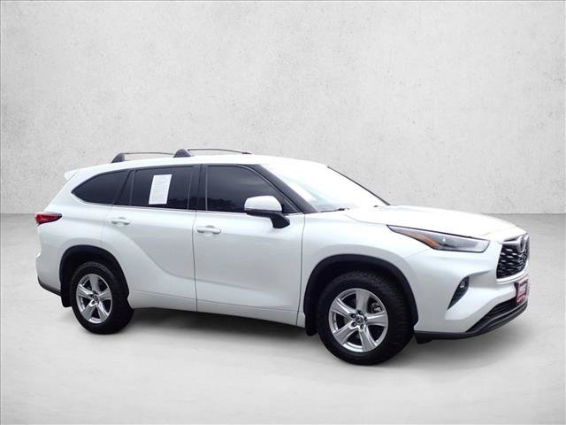 Used 2022 Toyota Highlander LE AWD/4WD image 6