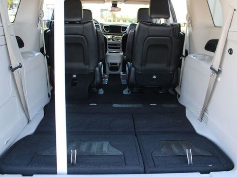 Used 2017 Chrysler Pacifica Premium image 39