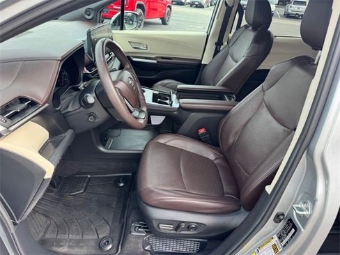 Used 2023 Toyota Sienna Platinum image 9