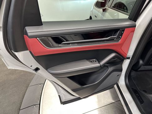 Certified 2025 Porsche Cayenne Turbo AWD/4WD image 35