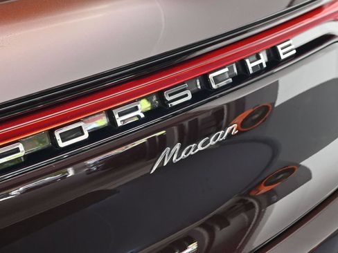 Certified 2024 Porsche Macan AWD/4WD image 30