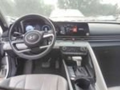 Used 2025 Hyundai Elantra Limited FWD image 6
