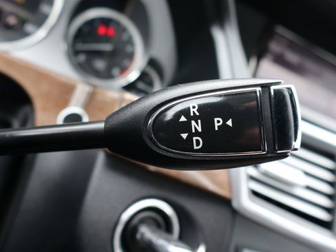 Used 2013 Mercedes-Benz E 350 4MATIC image 33