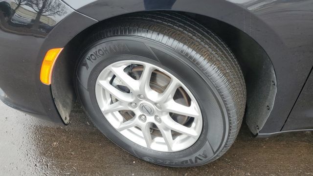 Used 2024 Chrysler Pacifica Touring-L FWD image 4