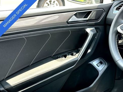 Used 2022 Volkswagen Tiguan SE w/ Panoramic Sunroof Package FWD image 27