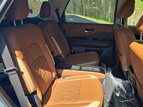 New 2026 Nissan Pathfinder Platinum AWD/4WD image 14
