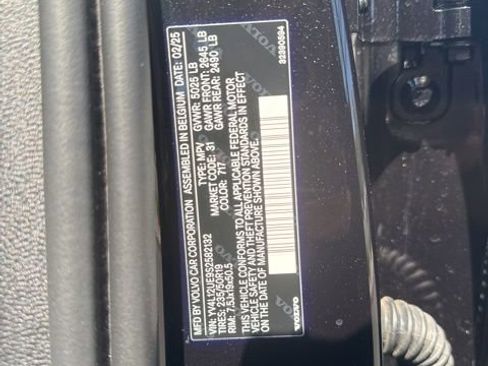 Certified 2025 Volvo XC40 B5 Plus AWD/4WD image 28