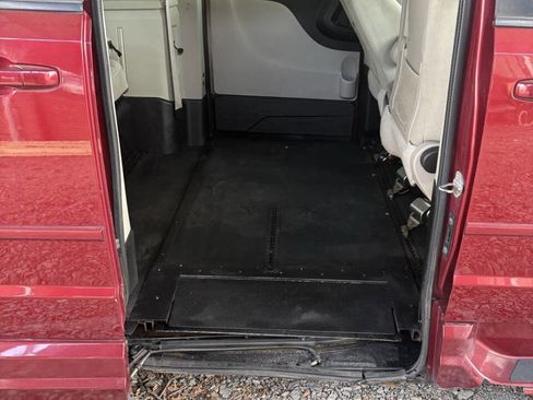 Used 2014 Dodge Grand Caravan SXT w/ UConnect Hands-Free Group image 10