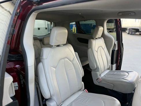 Used 2017 Chrysler Pacifica Touring-L image 22