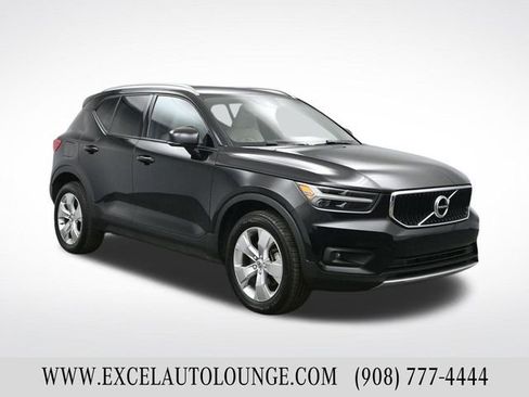 Used 2022 Volvo XC40 T5 Momentum image 8