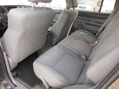 Used 2007 Jeep Commander Sport RWD image 16