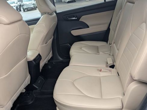 Used 2023 Toyota Highlander XLE image 15