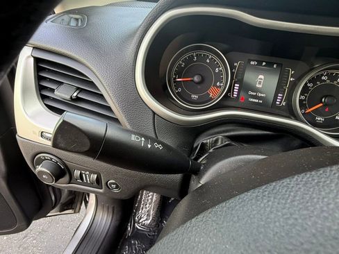 Used 2015 Jeep Cherokee Latitude w/ Comfort/Convenience Group image 28